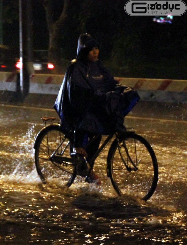 Người đi xe đạp xem ra có ưu thế hơn khi đi giữa lụt lội bất thường thế này